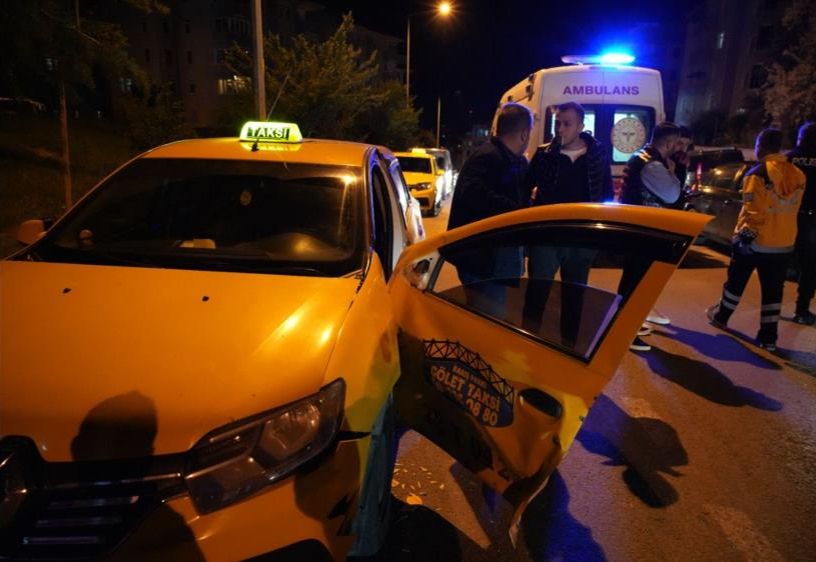 Taksiden inerken araba &ccedil;arptı! Dehşet anı kamerada - 2. Resim