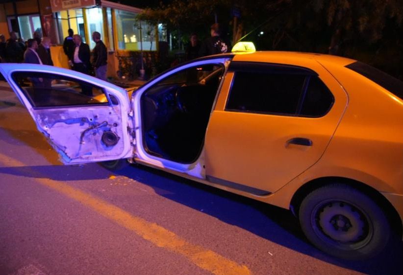 Taksiden inerken araba &ccedil;arptı! Dehşet anı kamerada - 3. Resim