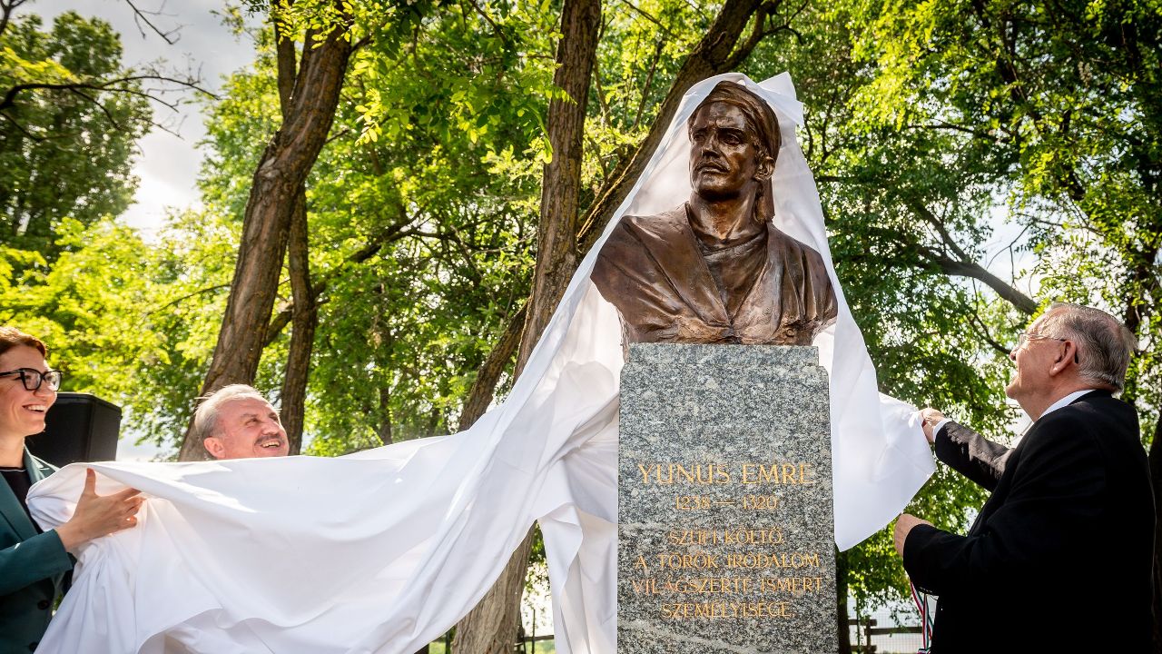 Tasavvuf ehlinin heykeli yapıldı! Yunus Emre Enstitüsü Macaristan&#039;da ünlü şairin büstünü açtı