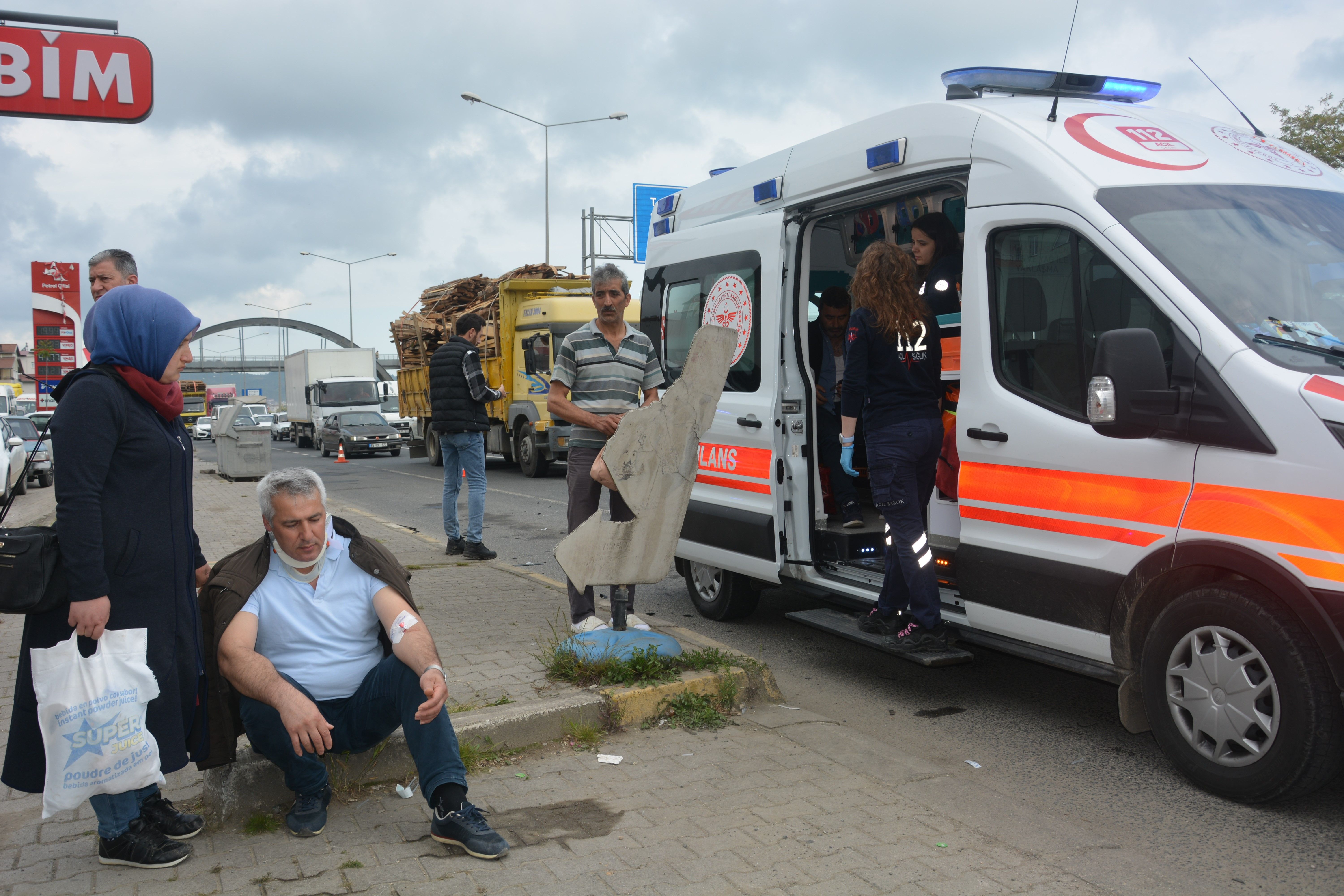 Tekstil işçilerini taşıyordu, bariyerlere çarptı: 10 yaralı - 2. Resim