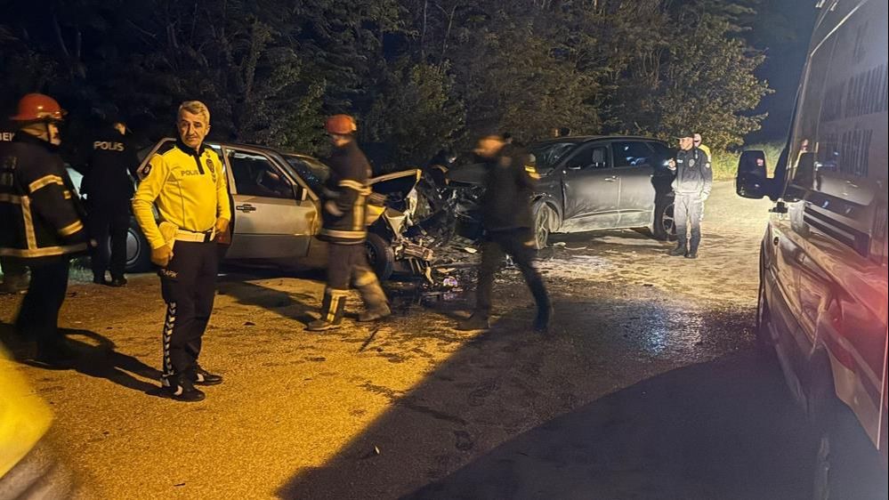 Tokat'ta can pazarı! Arabalar kafa kafaya çarpıştı, çok sayıda yaralı var Tokat'ta can pazarı! Arabalar kafa kafaya çarpıştı, çok sayıda yaralı var - 1. Resim