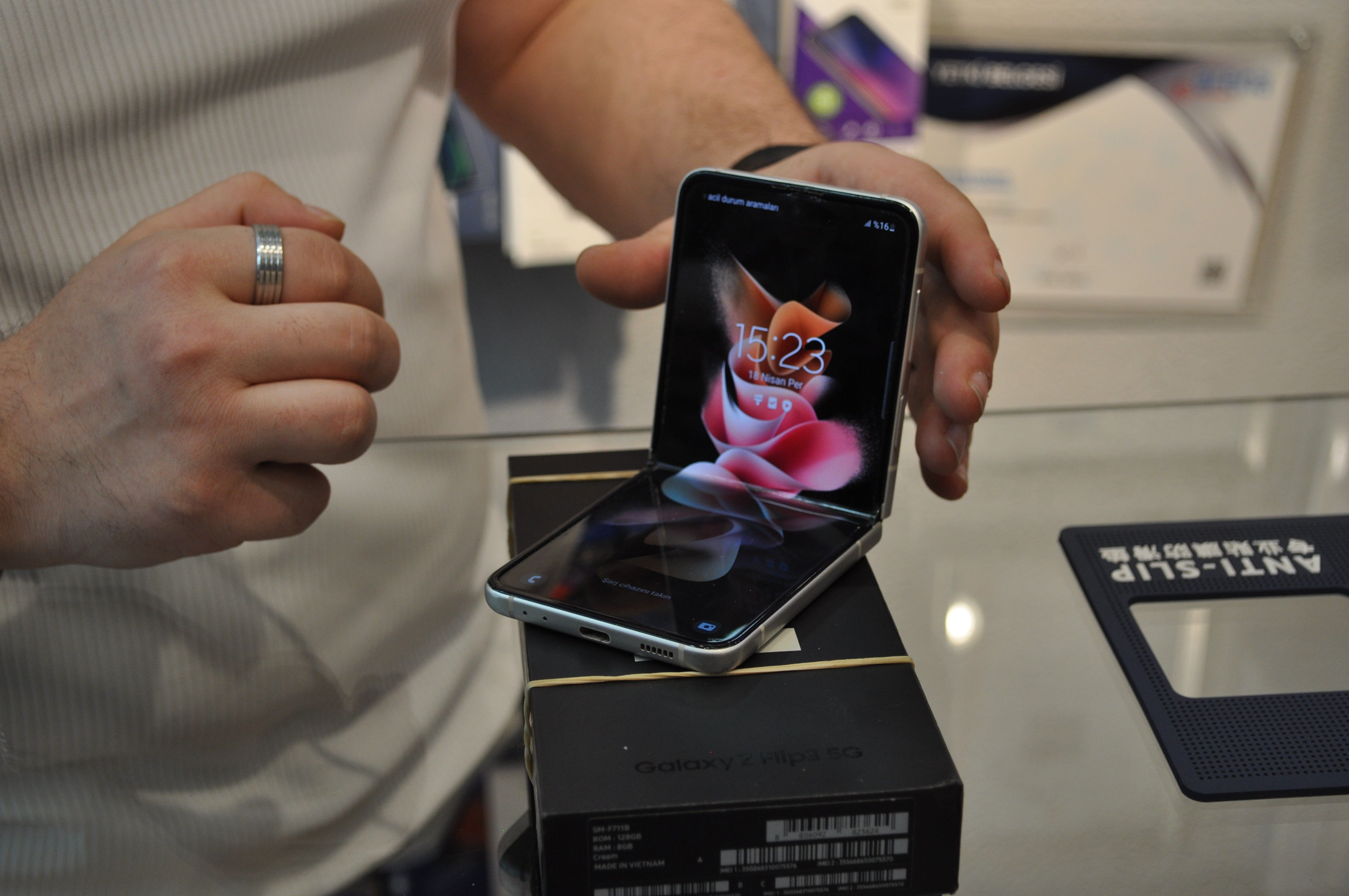 Vatandaşlar telefon alırken en çok nelere dikkat ettiği belli oldu! Vatandaşlar telefon alırken en çok nelere dikkat ettiği belli oldu! - 1. Resim