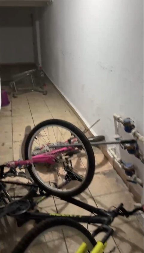 Bina sakini, apartman sakinlerini isyan ettirdi! "Çıplak geziyor, eşyalara zarar veriyor, insanları korkutuyor" Bina sakini, apartman sakinlerini isyan ettirdi! "Çıplak geziyor, eşyalara zarar veriyor, insanları korkutuyor" - 3. Resim