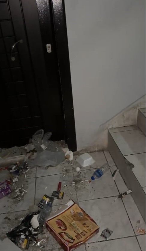 Bina sakini, apartman sakinlerini isyan ettirdi! "Çıplak geziyor, eşyalara zarar veriyor, insanları korkutuyor" Bina sakini, apartman sakinlerini isyan ettirdi! "Çıplak geziyor, eşyalara zarar veriyor, insanları korkutuyor" - 1. Resim