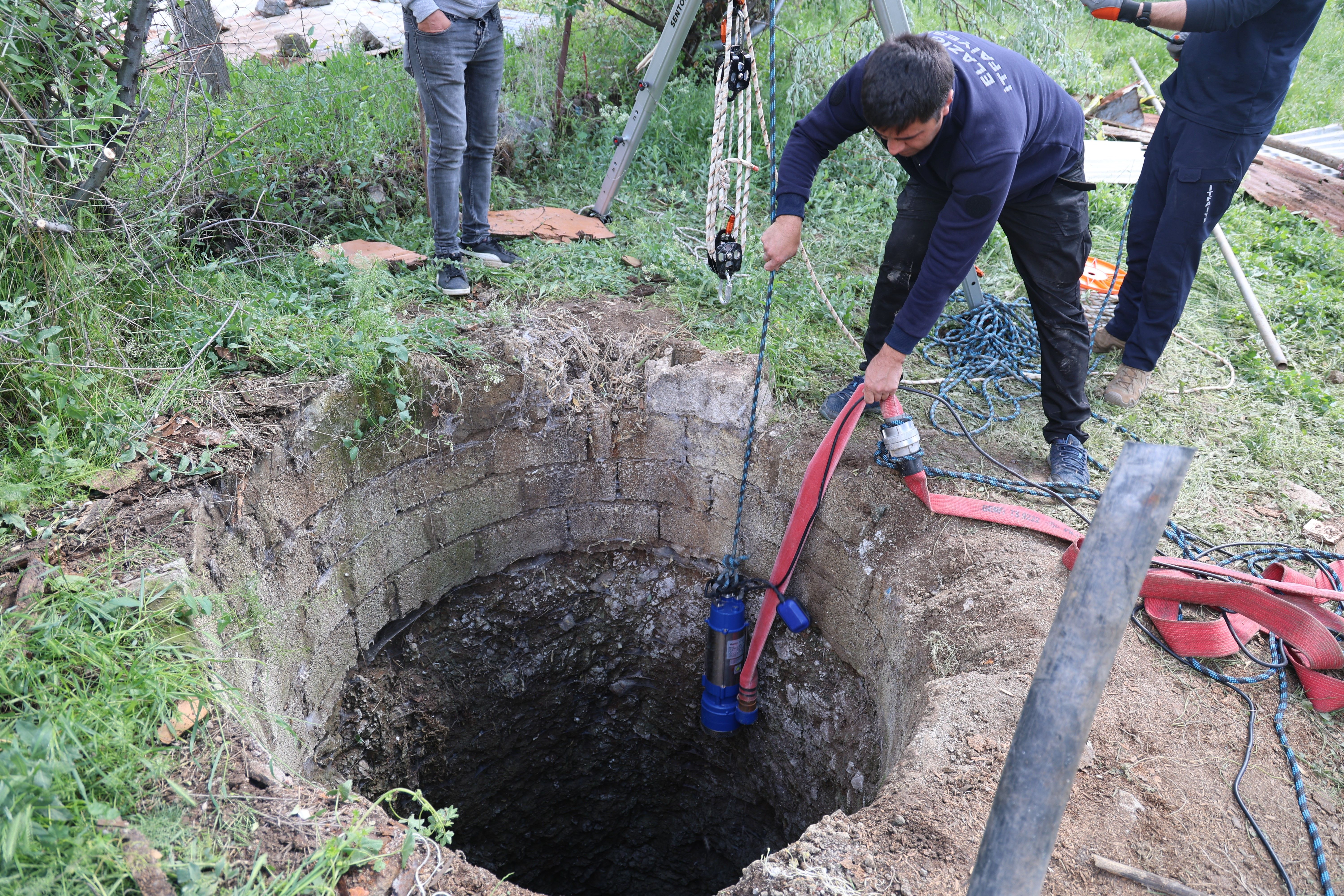 Elazığ'daki kan donduran cinayette yeni gelişme: Ekipler kuyuda delil aradı Elazığ'daki kan donduran cinayette yeni gelişme: Ekipler kuyuda delil aradı - 2. Resim