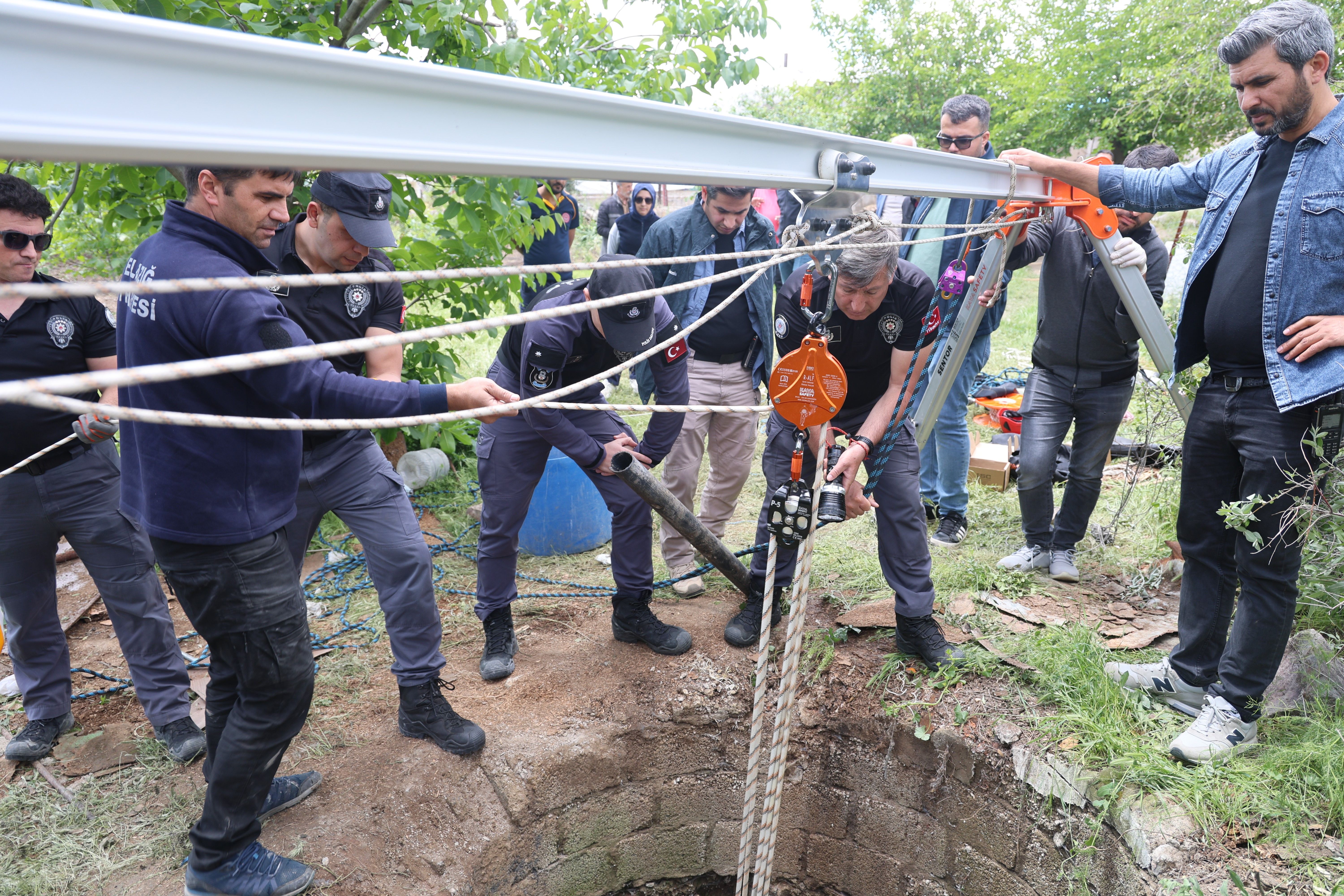 Elazığ'daki kan donduran cinayette yeni gelişme: Ekipler kuyuda delil aradı Elazığ'daki kan donduran cinayette yeni gelişme: Ekipler kuyuda delil aradı - 4. Resim