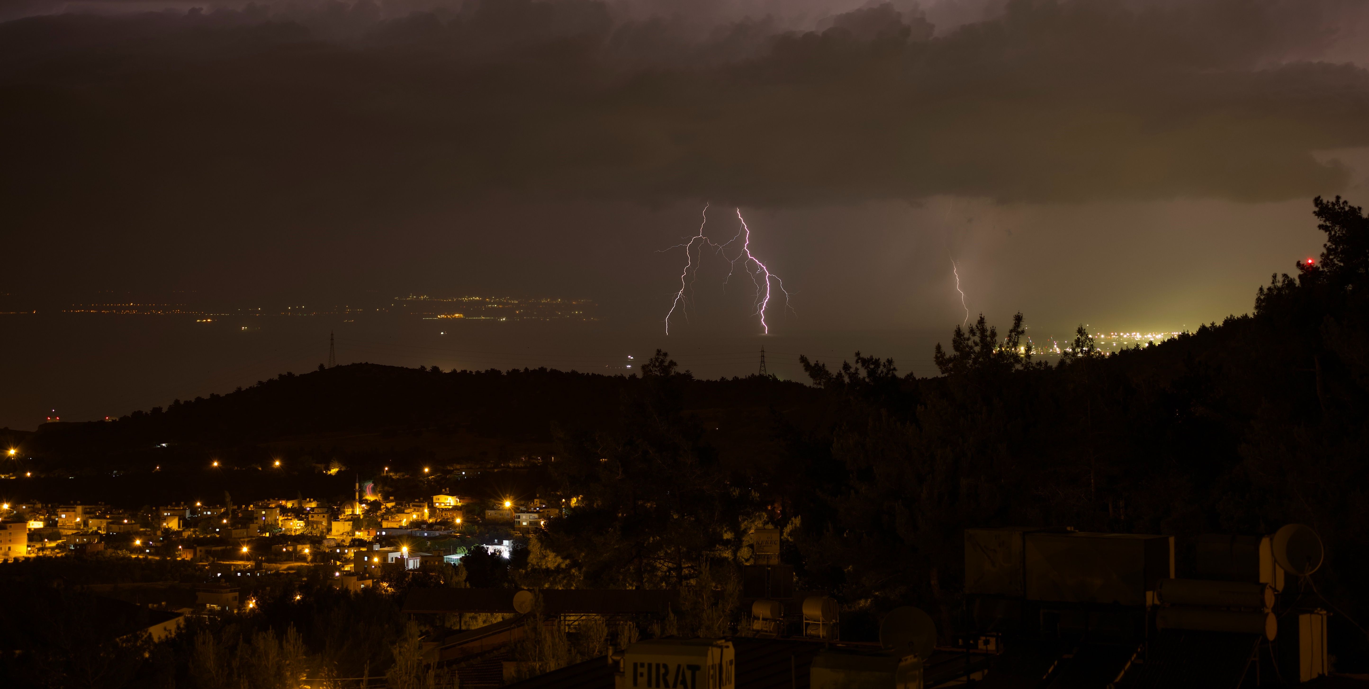 Hatay'da şimşekler geceyi aydınlattı - 1. Resim