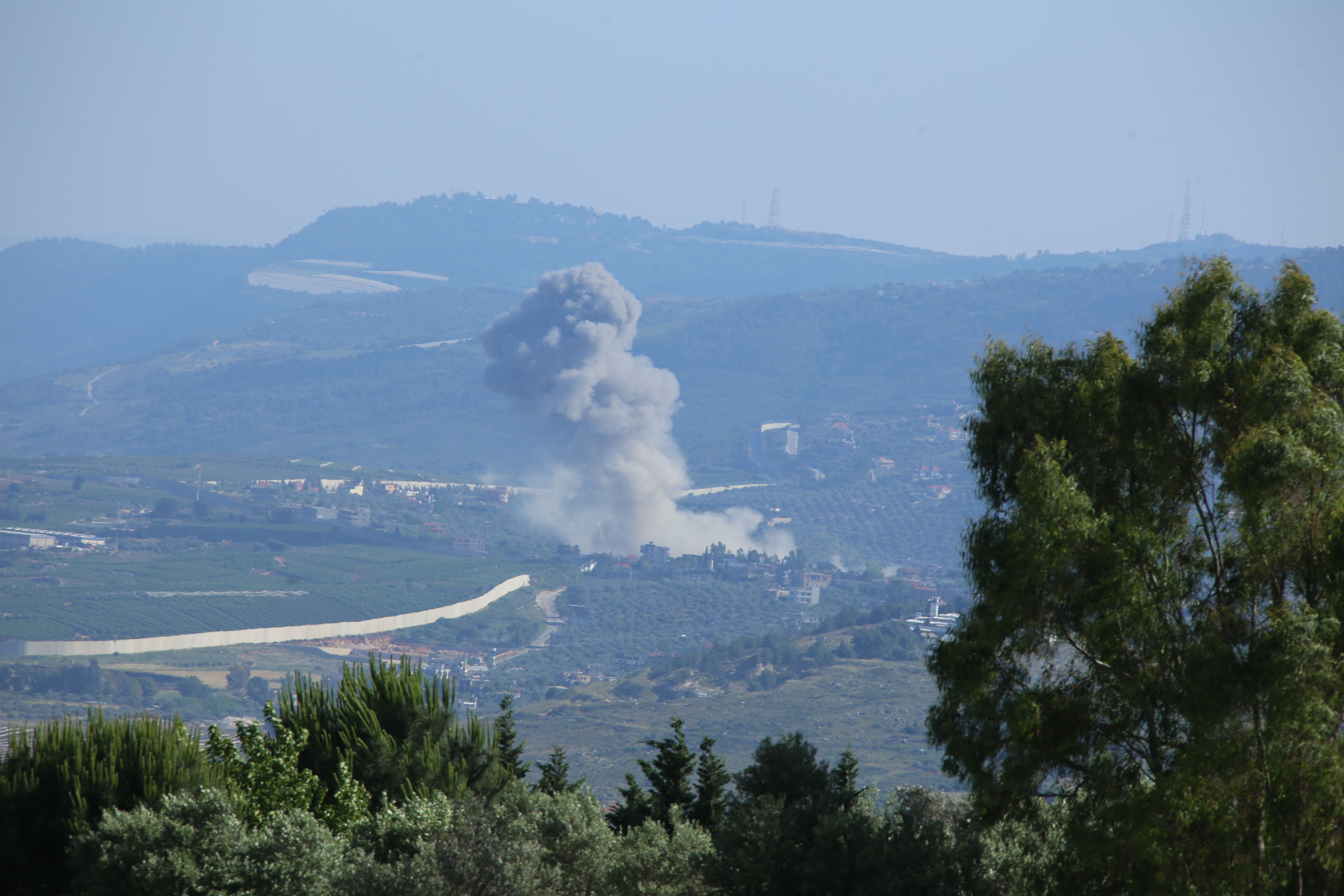 İsrail alev alev yanıyor! Askeri üste bilinmeyen nedenle yangın çıktı İsrail alev alev yanıyor! Askeri üste bilinmeyen nedenle yangın çıktı - 1. Resim