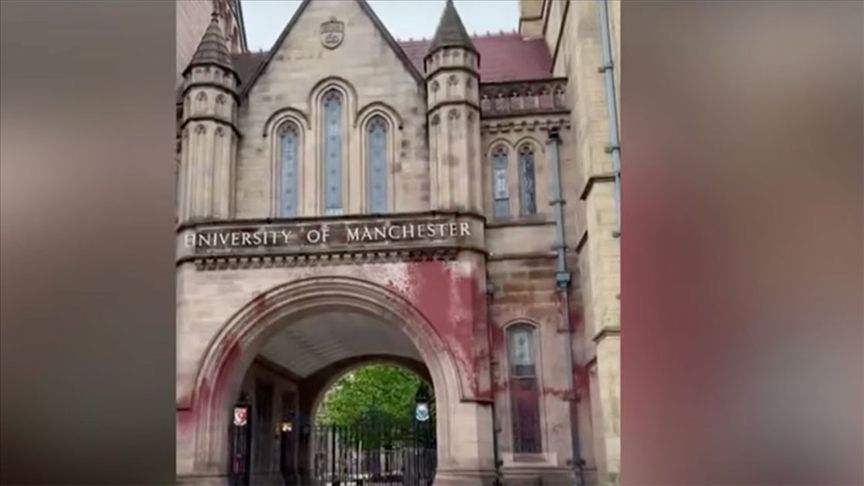 Manchester Üniversitesi'nde çarpıcı İsrail protestosu... Binayı kırmızıya boyadılar! Manchester Üniversitesi'nde çarpıcı İsrail protestosu... Binayı kırmızıya boyadılar! - 1. Resim