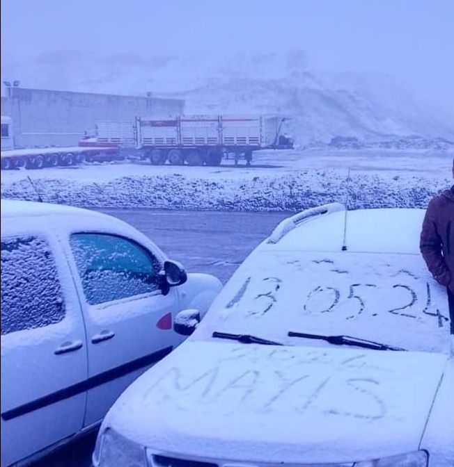 Mayıs ayında kışı yaşadılar! Lapa lapa yağdı, her yeri beyaza bürüdü Mayıs ayında kışı yaşadılar! Lapa lapa yağdı, her yeri beyaza bürüdü - 1. Resim