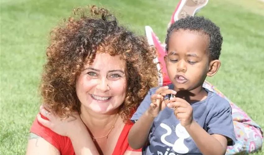 Oyuncu Esra Akkaya’nın evlat edindiği oğlu büyüdü! Görenler 'Genç delikanlı olmuş' diyor Oyuncu Esra Akkaya’nın evlat edindiği oğlu büyüdü! Görenler ‘genç delikanlı olmuş’ diyor - 1. Resim