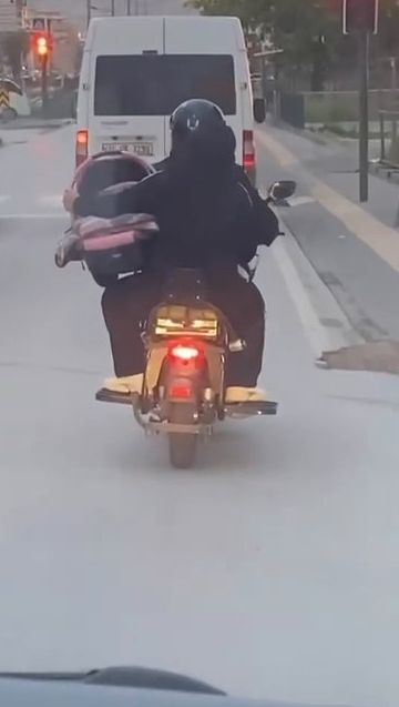 Trafikte 'pes' dedirten anlar! Bebeğinin canını hiçe saydı Trafikte 'pes' dedirten anlar! Bebeğinin canını hiçe saydı - 1. Resim