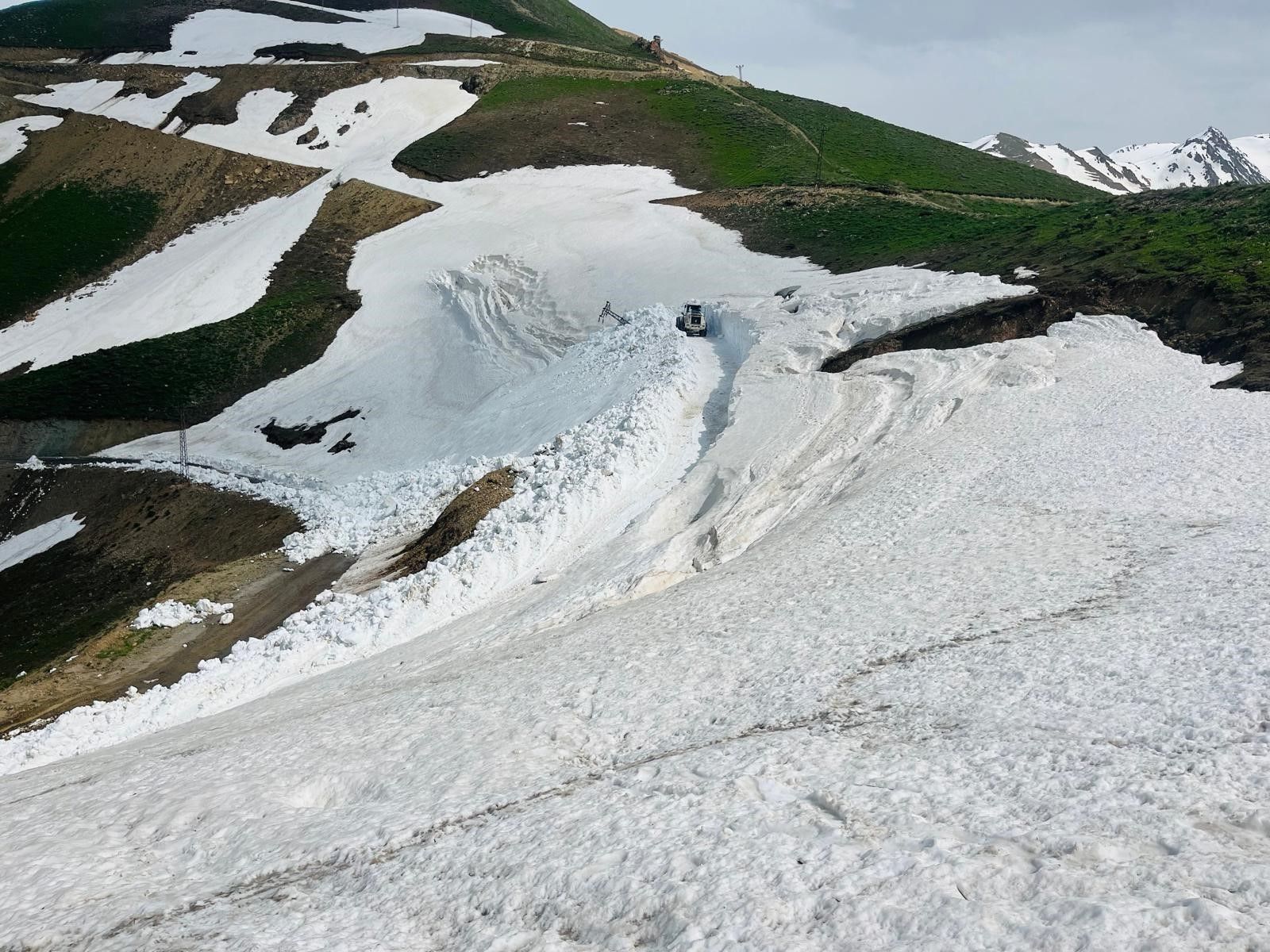 Yazı beklerken kış geldi: Mayıs ayında kar manzaraları! - 1. Resim