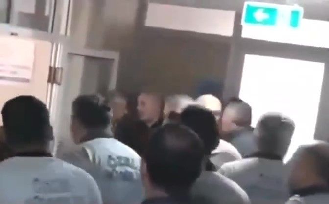 Yoğun bakımı basıp sağlıkçılara saldırdılar! Utandıran anlar kamerada - 1. Resim