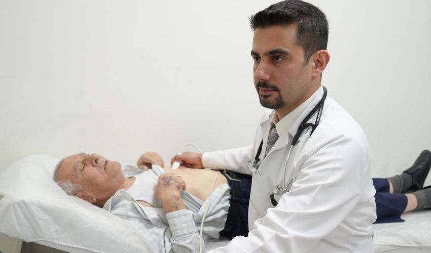 Ayaklarında şişlik şikayetiyle hastaneye başvurdu, hayatının şokunu yaşadı - 2. Resim