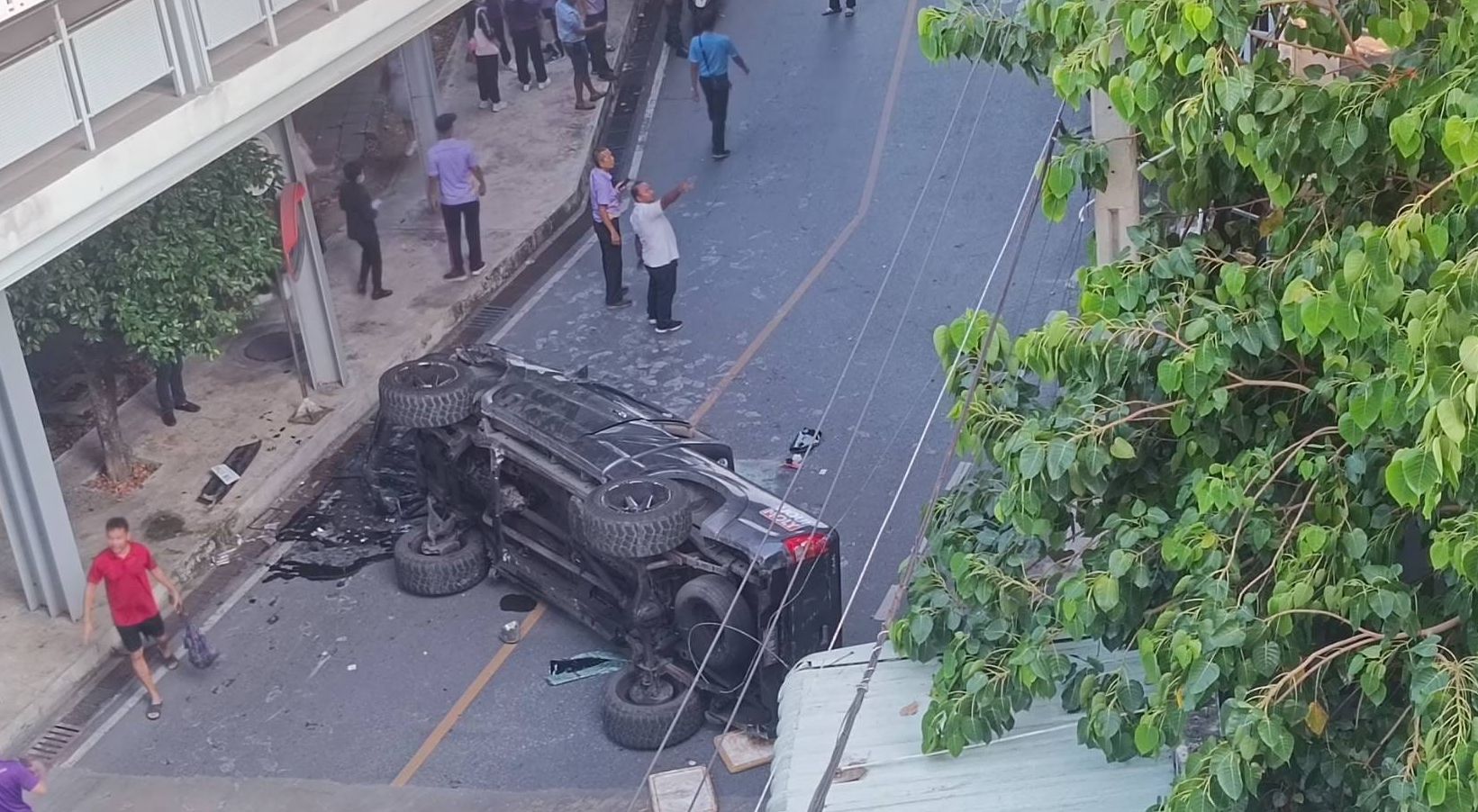 Otoparkta faciaya ramak kala! Panik kazayı getirdi, dördüncü kattan sokağa uçtu Otoparkta faciaya ramak kala! Panik kazayı getirdi, dördüncü kattan sokağa uçtu - 1. Resim