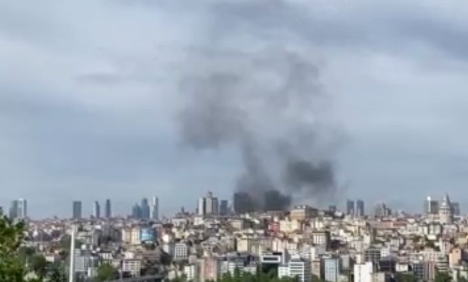 Taksim İstiklal Caddesi'nde bir mağazada çıkan yangının söndürme çalışmaları devam ediyor - 2. Resim
