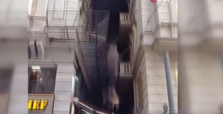 Taksim İstiklal Caddesi'nde bir mağazada çıkan yangının söndürme çalışmaları devam ediyor - 1. Resim