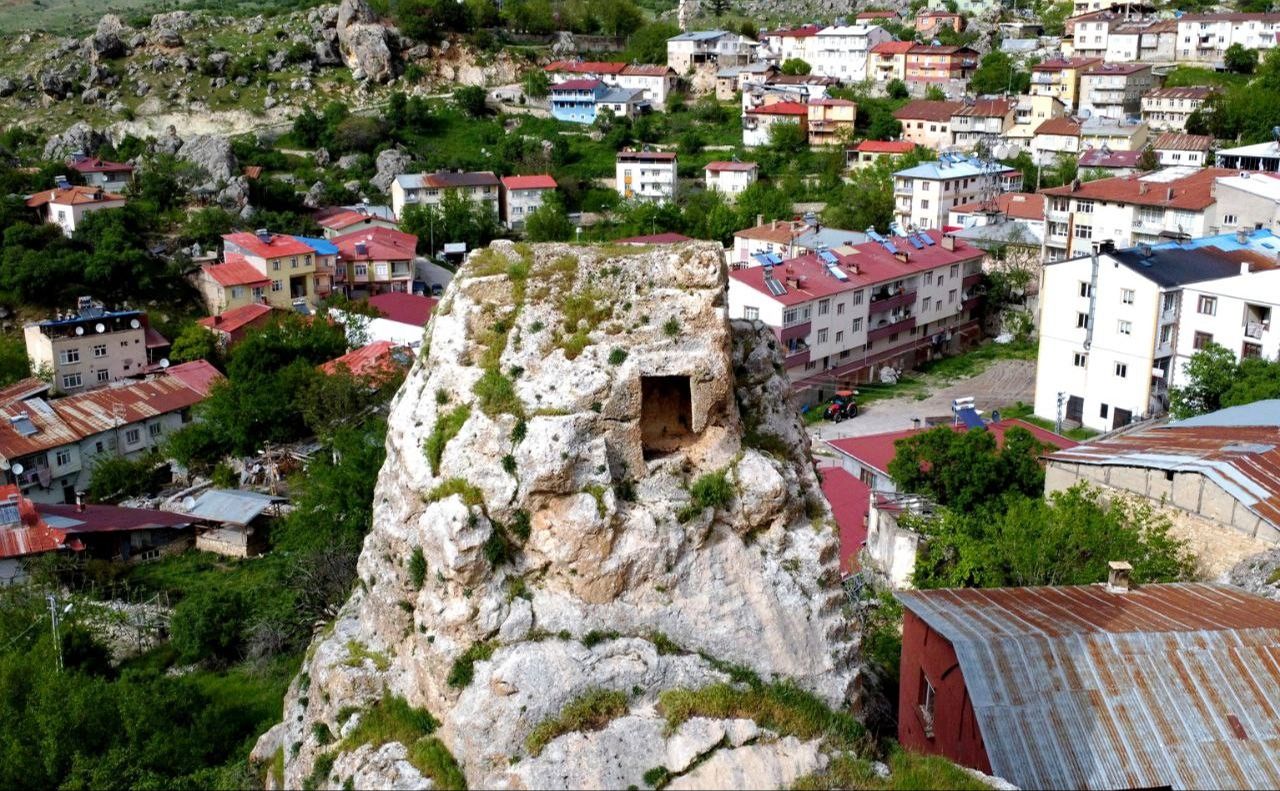 Tarihi kaya mezarları ilk defa görüntülendi Tarihi kaya mezarları ilk defa görüntülendi - 2. Resim