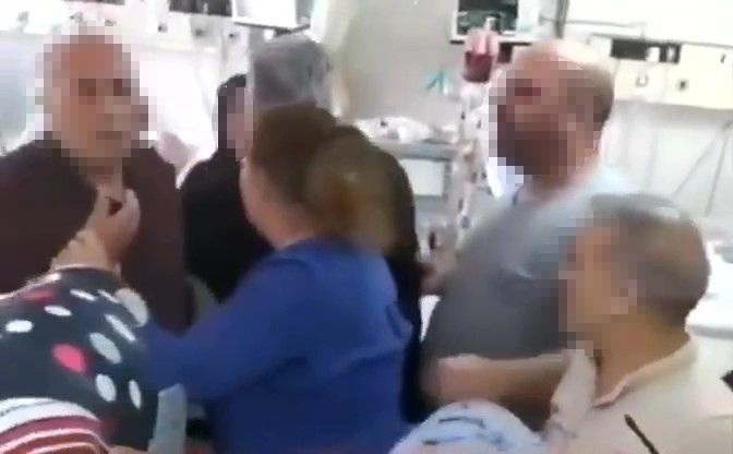 Yoğun bakımda magandalık! Şifreli kapıyı kırıp içeri daldılar, diğer hastaların hayatını tehlikeye attılar Yoğun bakımda magandalık! Şifreli kapıyı kırıp içeri daldılar, diğer hastaların hayatını tehlikeye attılar - 3. Resim