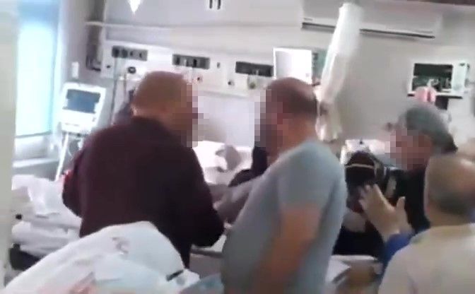 Yoğun bakımda magandalık! Şifreli kapıyı kırıp içeri daldılar, diğer hastaların hayatını tehlikeye attılar Yoğun bakımda magandalık! Şifreli kapıyı kırıp içeri daldılar, diğer hastaların hayatını tehlikeye attılar - 2. Resim