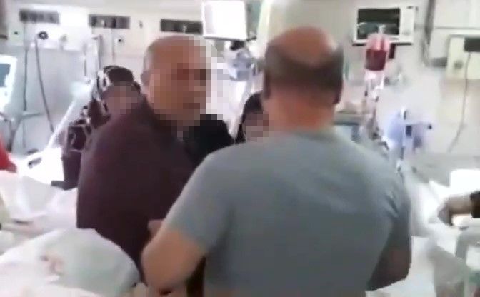 Yoğun bakımda magandalık! Şifreli kapıyı kırıp içeri daldılar, diğer hastaların hayatını tehlikeye attılar Yoğun bakımda magandalık! Şifreli kapıyı kırıp içeri daldılar, diğer hastaların hayatını tehlikeye attılar - 1. Resim