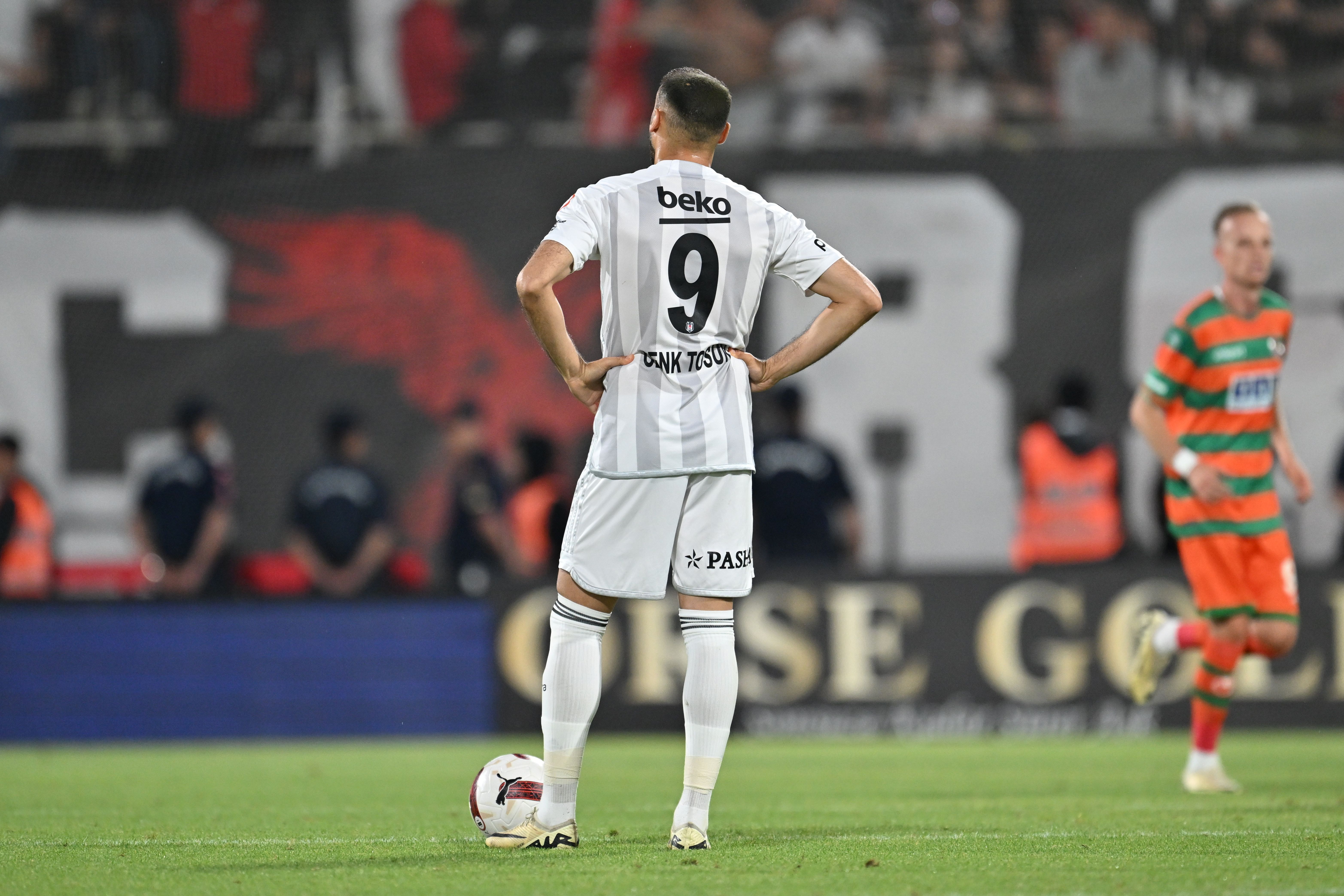 Cenk Tosun'dan Beşiktaş'ı kızdıracak transfer! Ezeli rakiple görüşmesi ses getirdi - 1. Resim