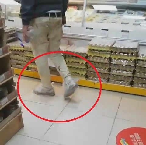 İnşaat işçisinden duygulandıran hareket! Market kirlenmesin diye ayağına poşet taktı İnşaat işçisinden duygulandıran hareket! Market kirlenmesin diye ayağına poşet taktı - 3. Resim