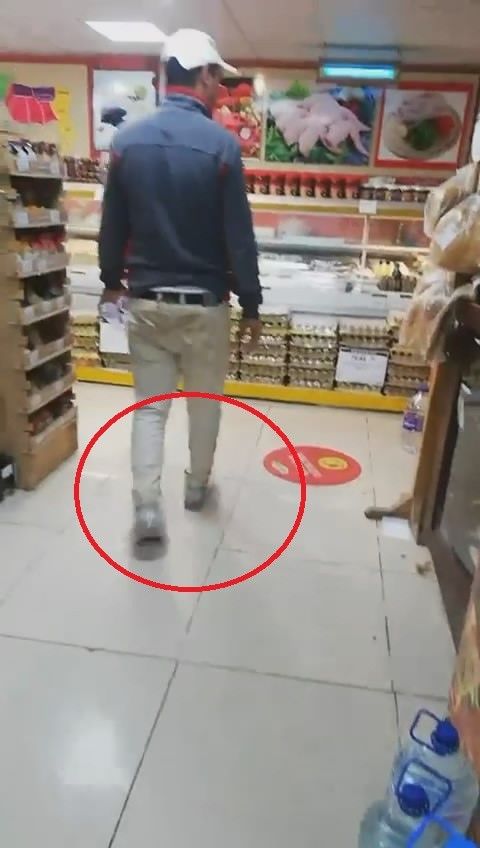 İnşaat işçisinden duygulandıran hareket! Market kirlenmesin diye ayağına poşet taktı İnşaat işçisinden duygulandıran hareket! Market kirlenmesin diye ayağına poşet taktı - 2. Resim