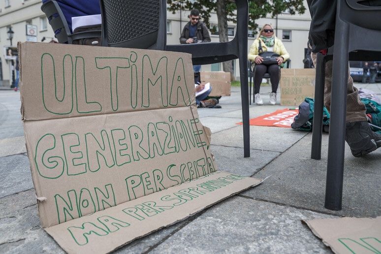 İtalya'da iklim protestosu... Lüks giyim mağazasının vitrinine boya döktüler! İtalya'da iklim protestosu... Lüks giyim mağazasının vitrinine boya döktüler! - 1. Resim