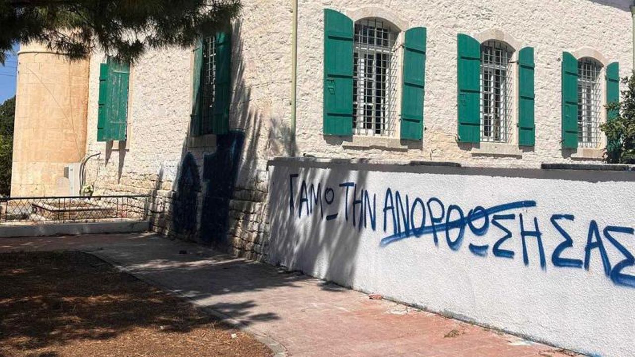 Kıbrıs Rum Kesimi&#039;nde alçak provokasyon... Camiye saldırdılar!