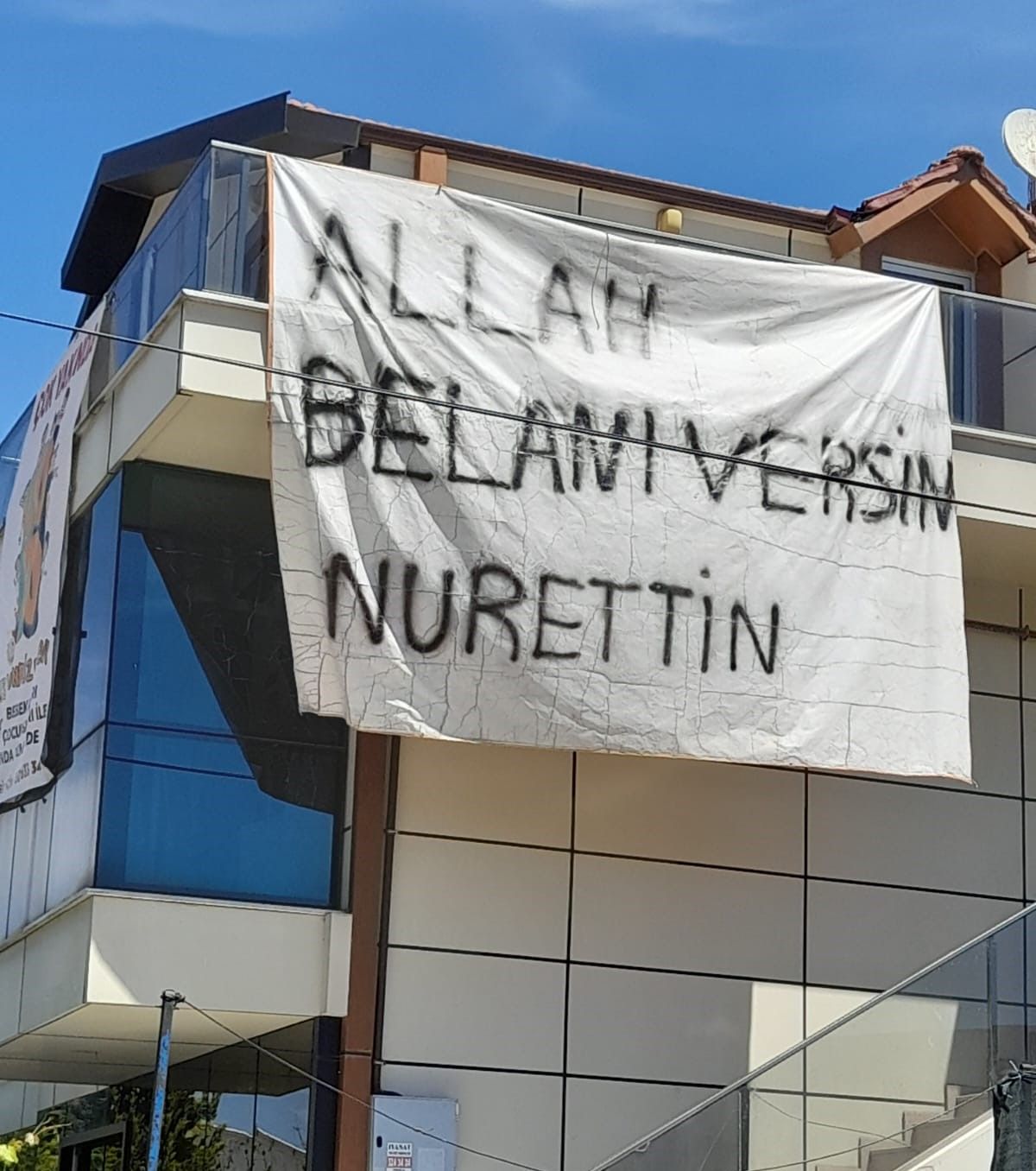 Kocaeli'de binaya asılan pankart görenleri hayrete düşürdü! Herkes nedenini merak ediyor Kocaeli'de binaya asılan pankart görenleri hayrete düşürdü! Herkes nedenini merak ediyor - 1. Resim
