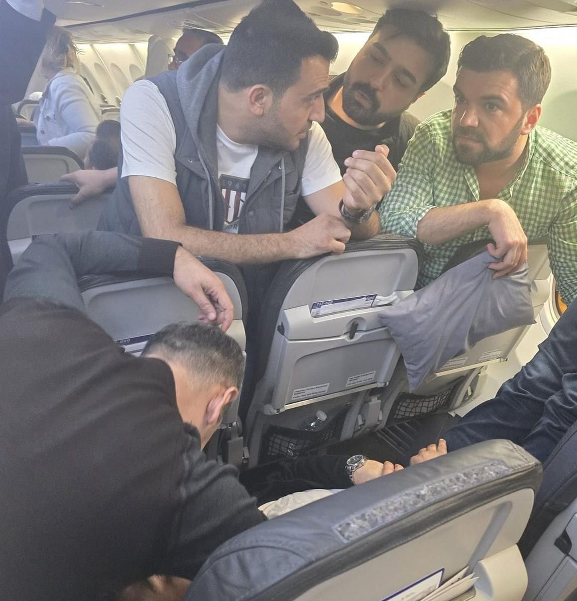 AK Parti Milletvekili Erol Keleş, uçakta kalbi duran hastayı hayata döndürdü AK Parti Milletvekili Erol Keleş, uçakta kalbi duran hastayı hayata döndürdü - 1. Resim