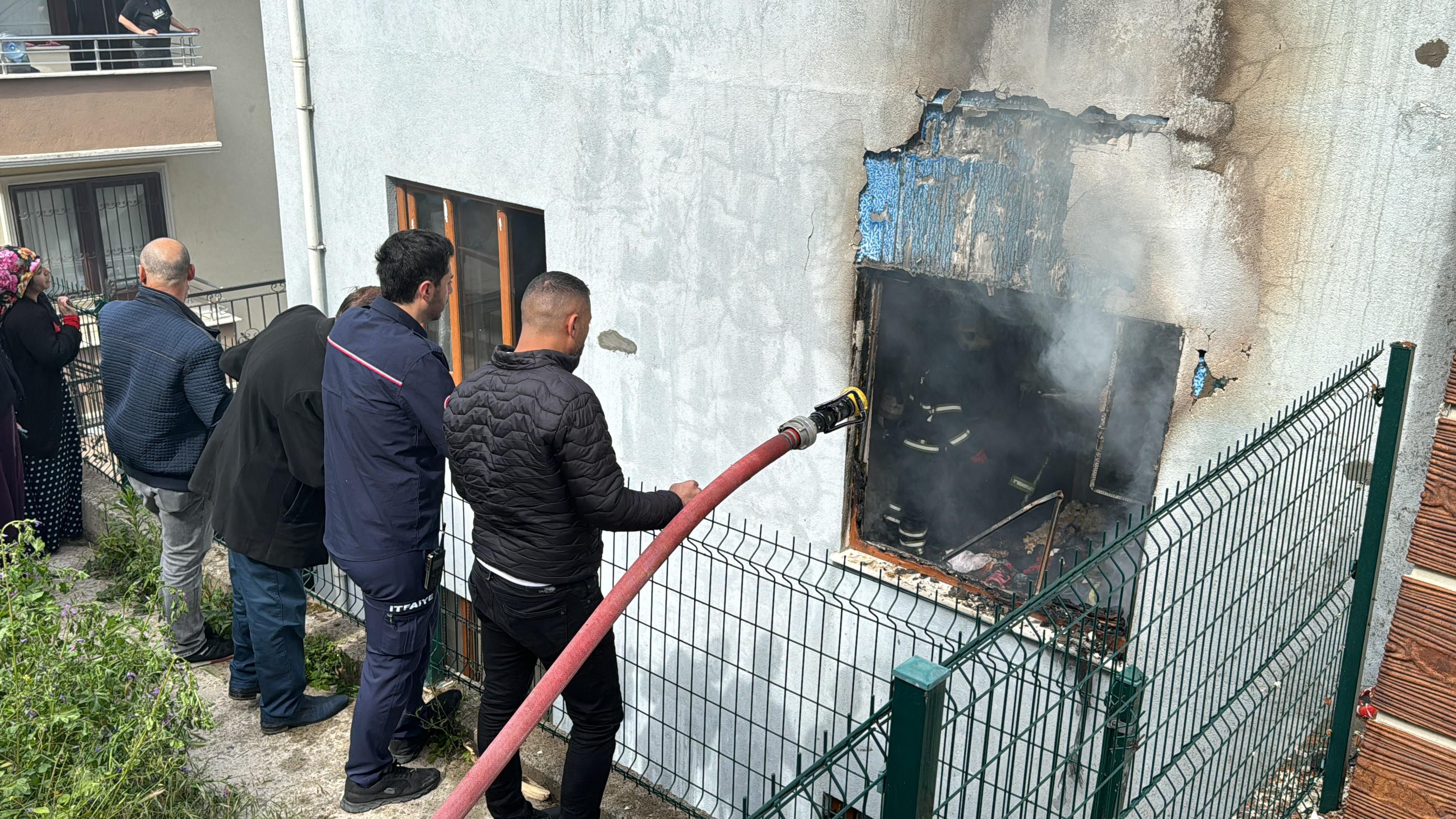 Alevlere teslim olan evden, 7 yaşındaki çocuğun cansız bedeni çıkarıldı Alevlere teslim olan evden, 7 yaşındaki çocuğun cansız bedeni çıkarıldı - 1. Resim