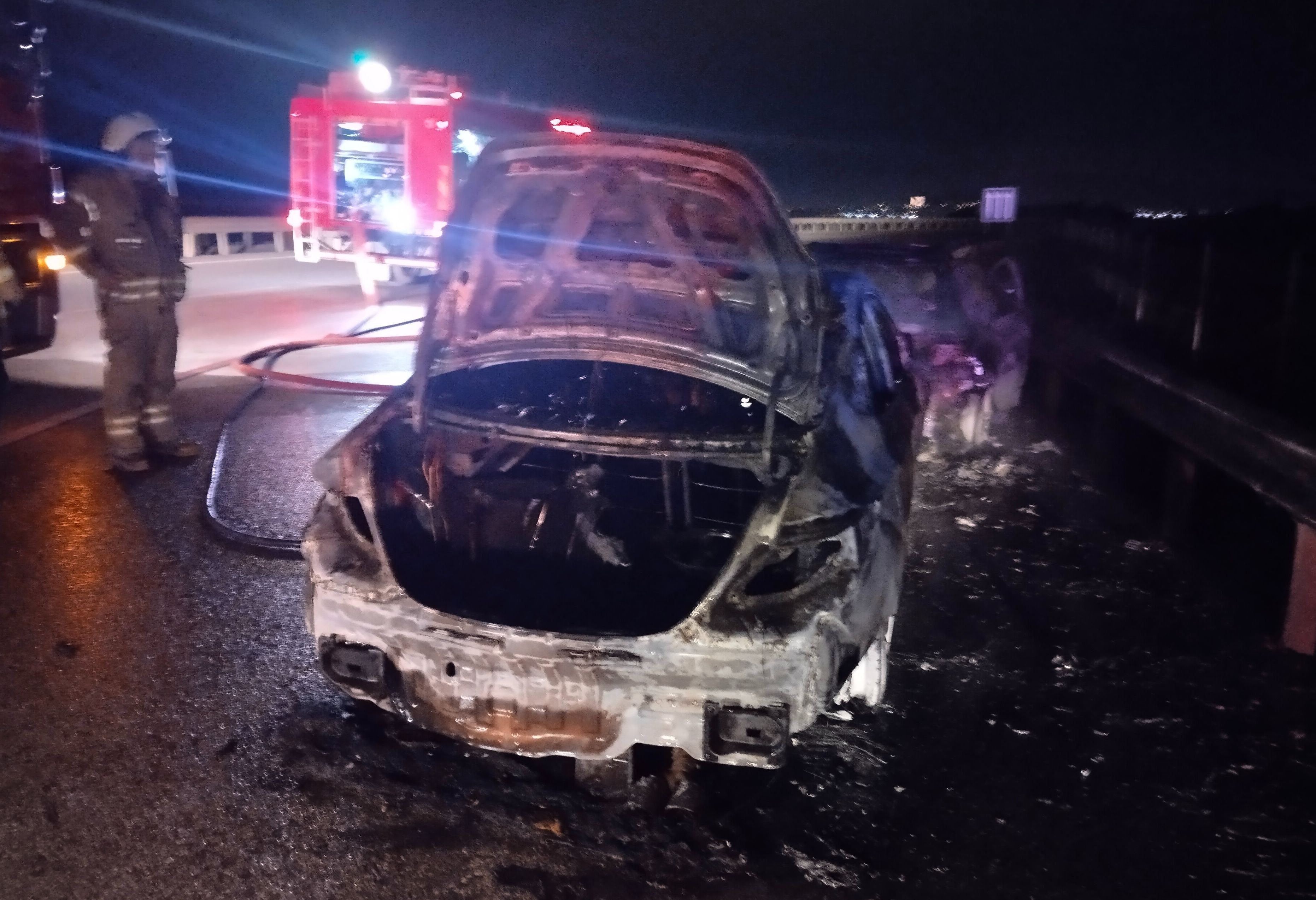 Çarpışan iki araç alev topuna döndü: 2 yaralı Çarpışan iki araç alev topuna döndü: 2 yaralı - 1. Resim