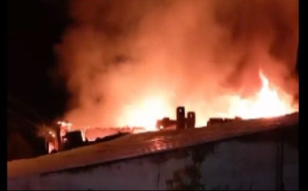 İzmir'de yangın! Prizde unutulan şarj aleti evi k&uuml;l etti - 1. Resim