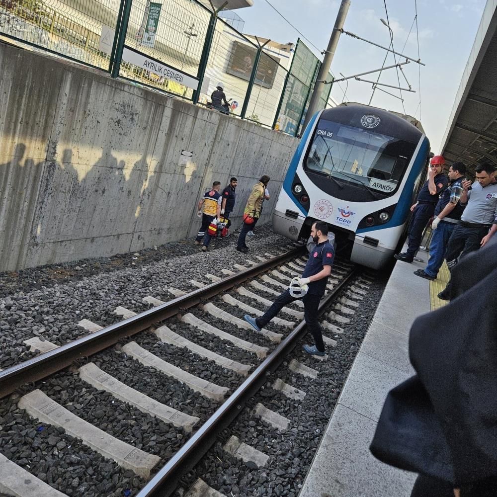 Marmaray’da dehşet veren olay! Bir anda kendini raylara attı Marmaray’da dehşet veren olay! Bir anda kendini raylara attı - 1. Resim