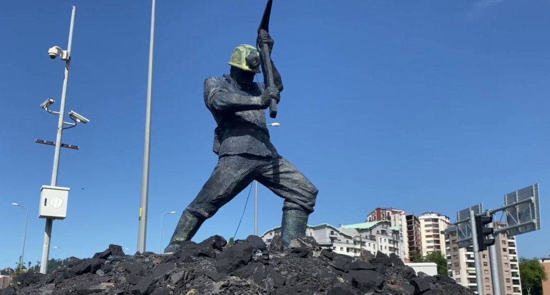 Maviye boyanması tepki çekmişti! Madenci heykelinin boyaları söküldü - 2. Resim