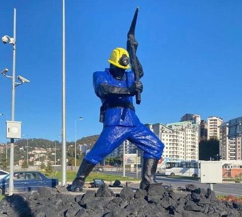 Maviye boyanması tepki çekmişti! Madenci heykelinin boyaları söküldü - 1. Resim