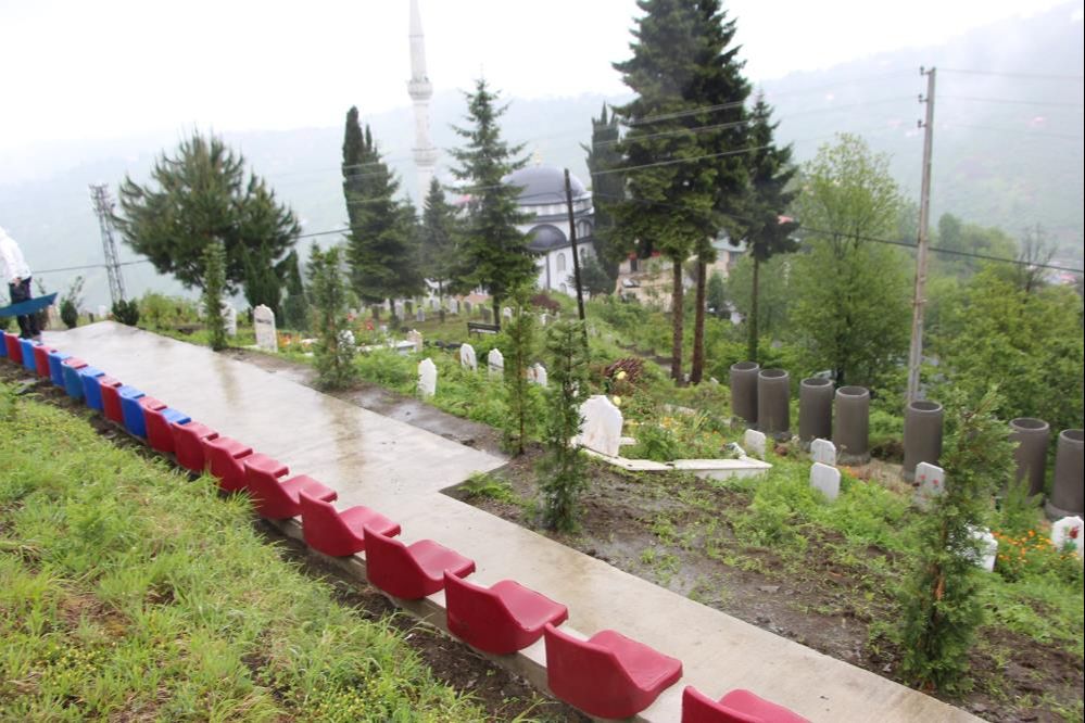 Mezarlığı stada &ccedil;evirdiler! Sebebi duyanları şaşırttı - 2. Resim