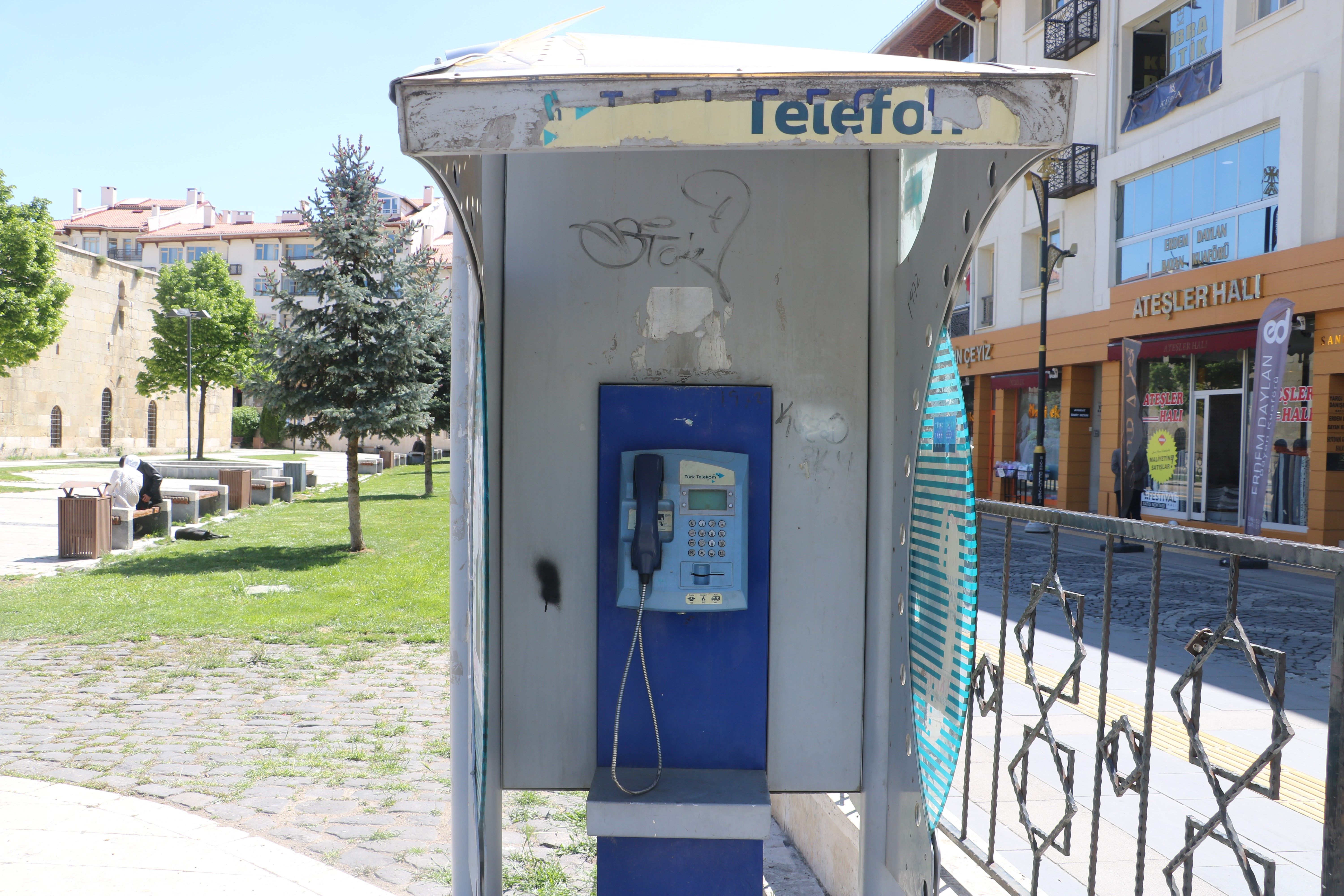 Önünde kuyruklar oluşan ankesörlü telefonlar tarih oldu! Artık kullanan dahi yok... Önünde kuyruklar oluşan ankesörlü telefonlar tarih oldu! Artık kullanan dahi yok... - 2. Resim