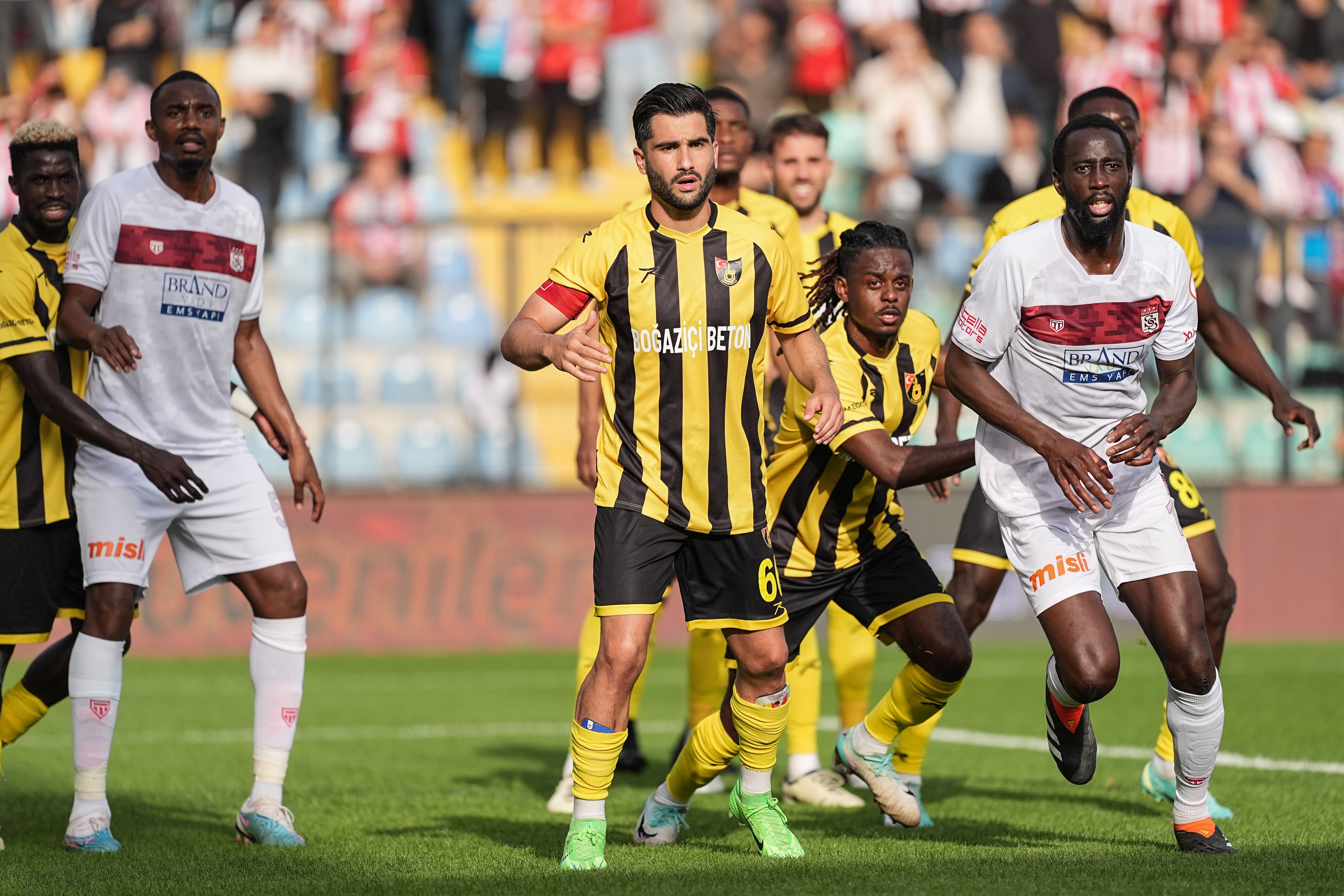 Süper Lig'de 37. hafta başladı! Sivasspor, İstanbul'dan 3 puanla ayrıldı Süper Lig'de 37. hafta başladı! Sivasspor, İstanbul'dan 3 puanla ayrıldı - 1. Resim