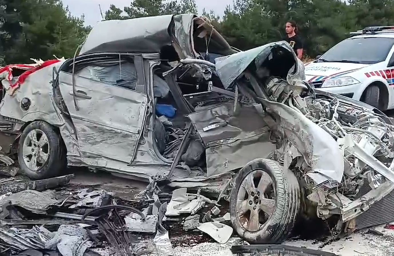 Trafik kazası sonrası ortalık savaş alanına döndü Trafik kazası sonrası ortalık savaş alanına döndü - 1. Resim