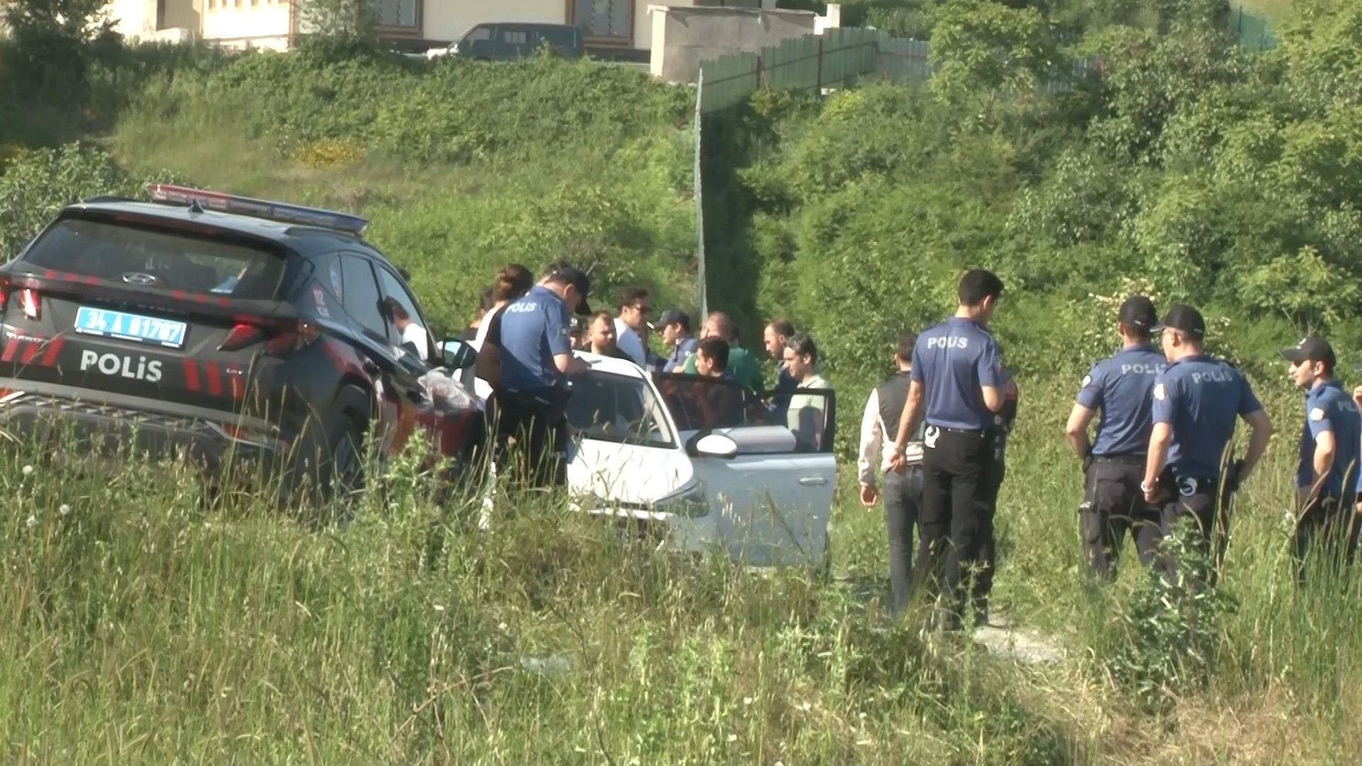 Arnavutköy’de güpegündüz polise silah çektiler! GBT kontrolünde 1 ölü, 1 ağır yaralı Arnavutköy’de güpegündüz polise silah çektiler! GBT kontrolünde 1 ölü, 1 ağır yaralı - 2. Resim