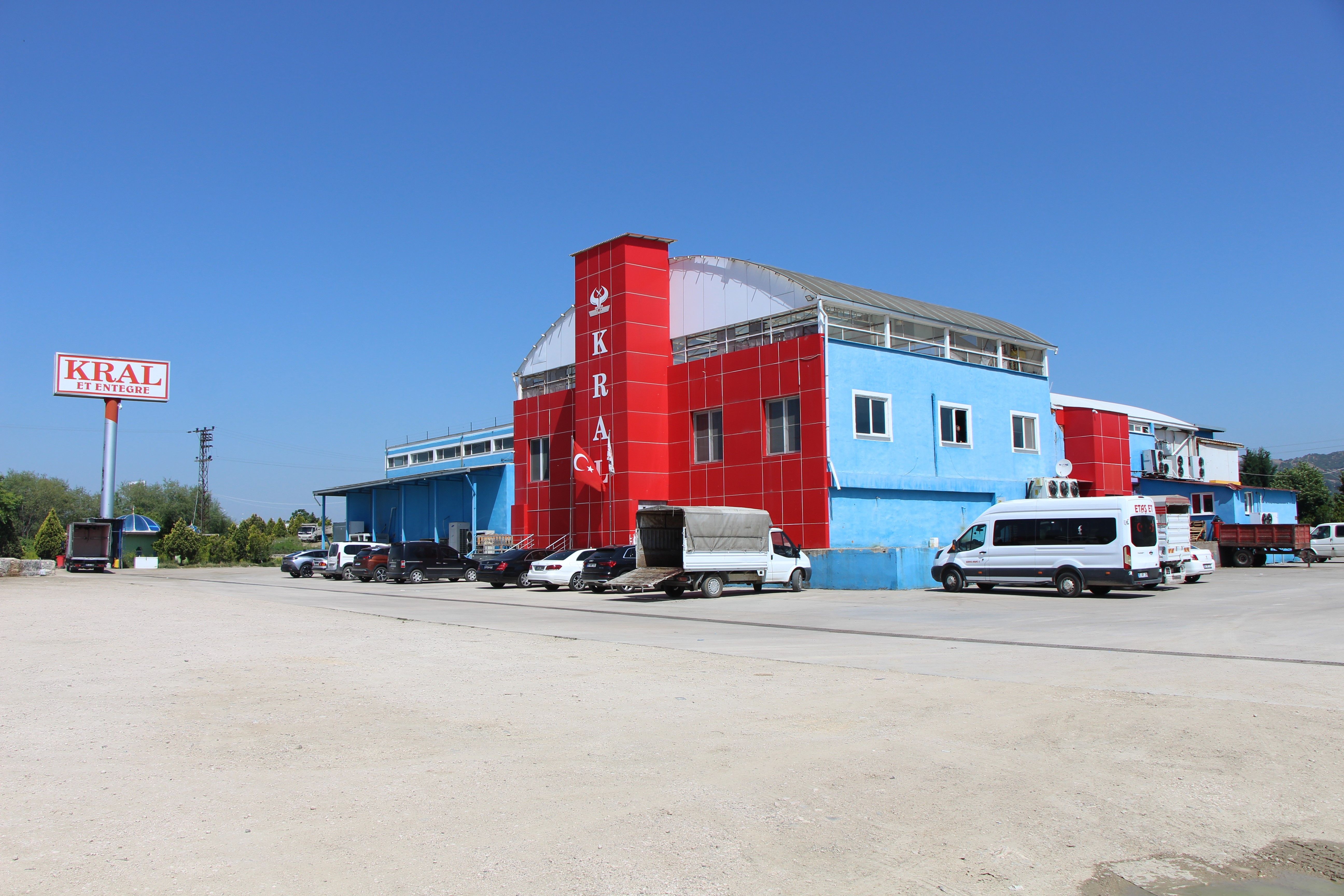 İnsanlıktan utandıran görüntüler! Büyükbaş hayvana işkence yapan 5 cani tutuklandı Bunu yapan insan olamaz! Büyükbaş hayvana yapılan işkenceye 5 gözaltı - 1. Resim