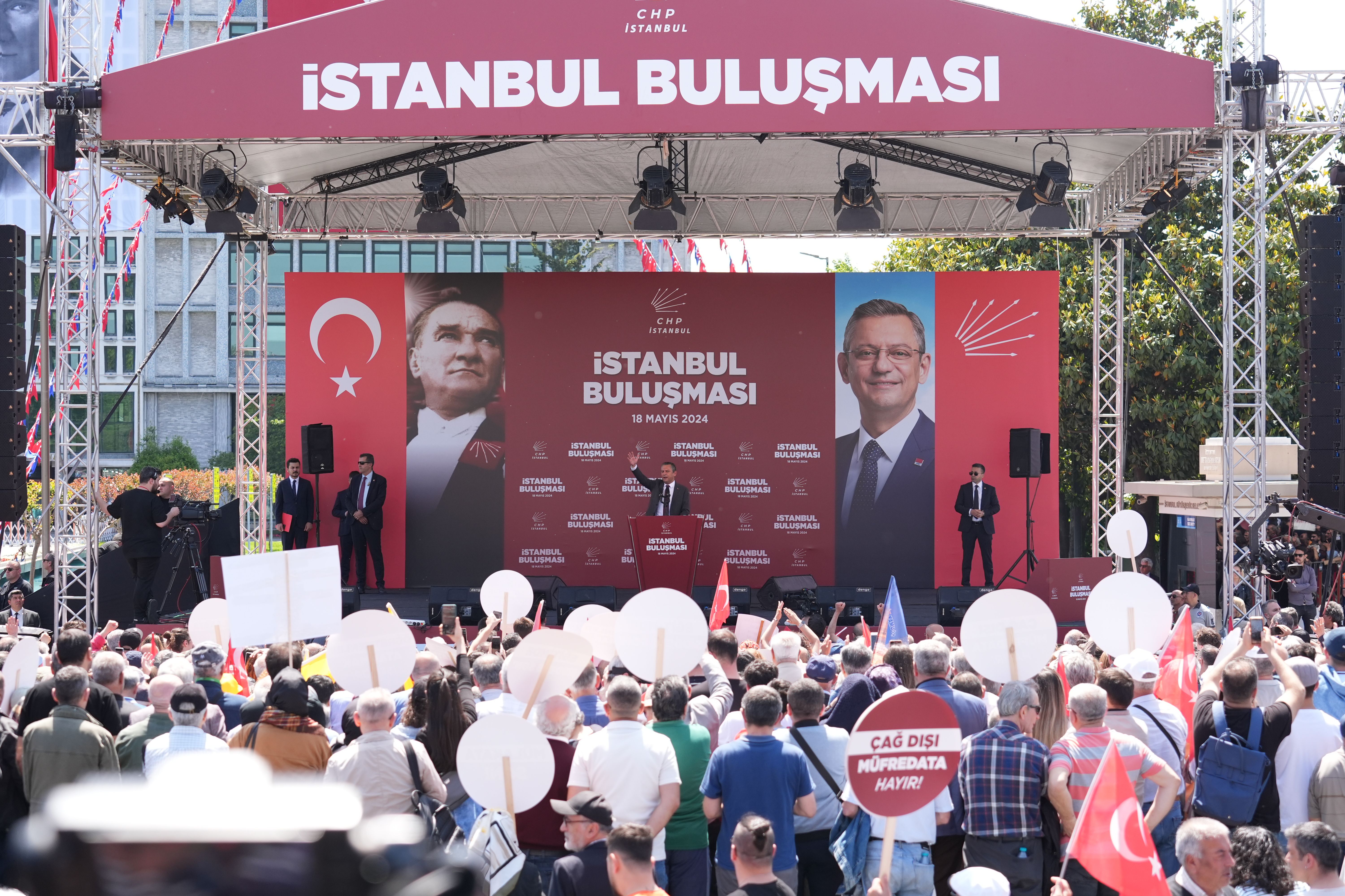 CHP lideri Özel'den yeni müfredata anayasa benzetmesi CHP lideri Özel'den Saraçhane'deki eğitim mitingde sokak çağrısı - 1. Resim