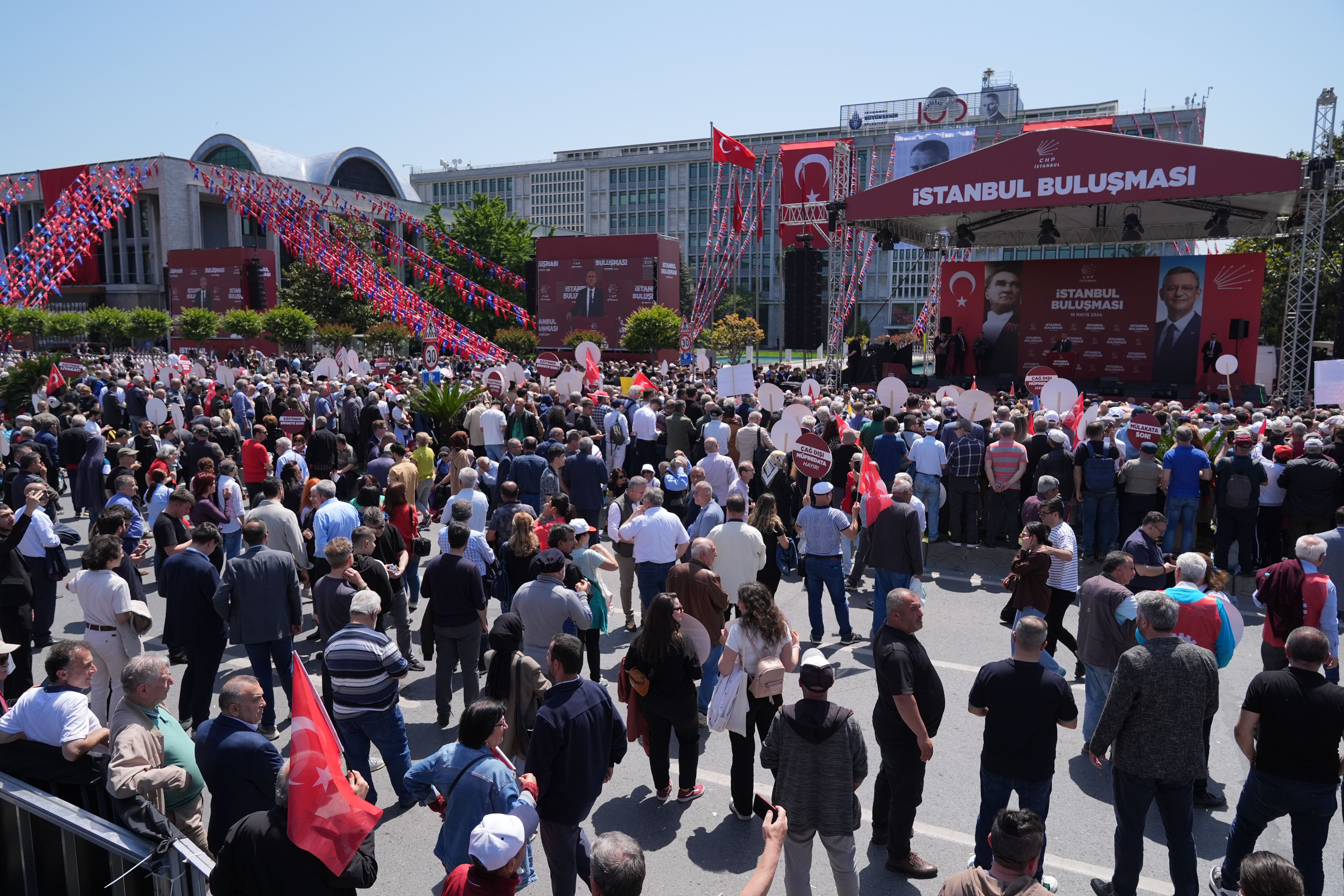 CHP lideri Özel'den yeni müfredata anayasa benzetmesi CHP lideri Özel'den Saraçhane'deki eğitim mitingde sokak çağrısı - 2. Resim