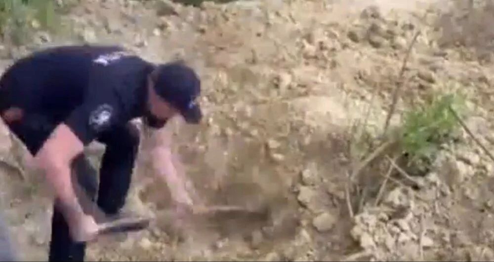 Diri diri toprağa gömüldü! 4 gün yerin altında kaldı, attığı çığlıklar sayesinde kurtarıldı Diri diri toprağa gömüldü! 4 gün yerin altında kaldı, attığı çığlıklar sayesinde kurtarıldı - 1. Resim