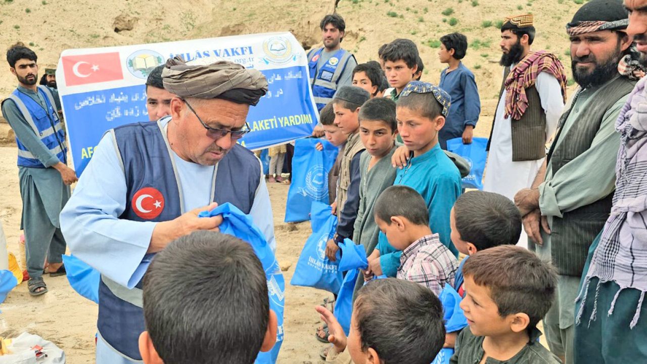 İhlas Vakfı selzede Afganlara derman