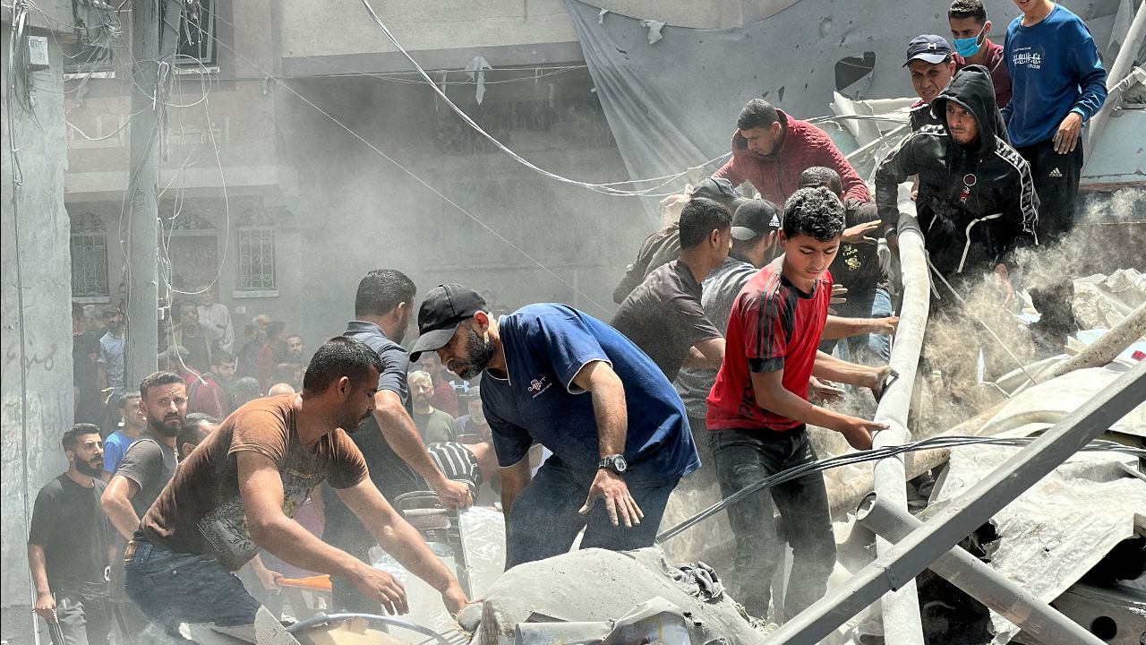 İsrail Gazze&#039;de hastane çevresini vurdu! Çoğu kadın ve çocuk en az 28 ölü var